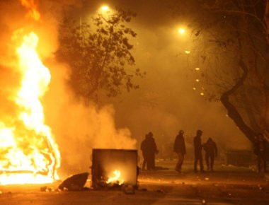 Δεύτερη συνεχόμενη νύχτα επεισοδίων στα Εξάρχεια - Μολότοφ και πέτρες κατά αστυνομικών